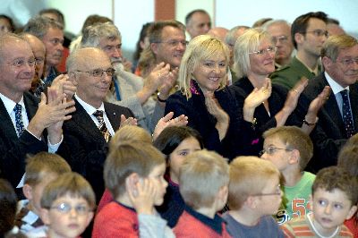 ... und die Ehrengäste freuen sich sichtlich, dass sie endlich da sind