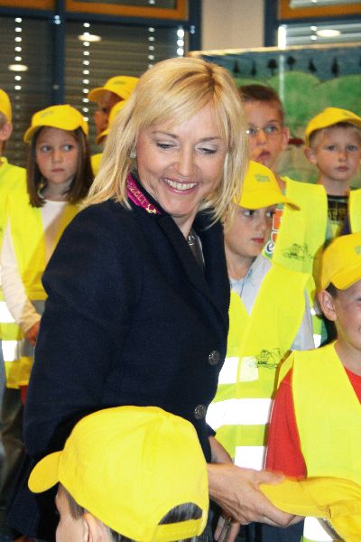 Alle Ehrengäste und voran die Ministerin statteten dann die Erstklässler mit der Sicherheitskleidung vom ADAC und den Baseballkappen von der Verkehrswacht aus