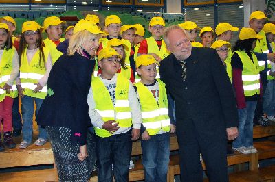 Gruppenbild klein: Frau Dr. Merk und Herr Dr. Markl mit zwei offensichtlich sehr braven „Spitzbuben“