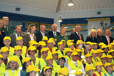 Gruppenbild groß: Alle ABC-Schützen und alle Ehrengäste auf der Bühne