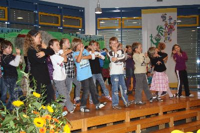 Mit einem lustigen Lied beenden die Kinder des Schulchors die gelungene Veranstaltung