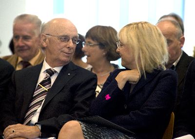 Nachdem die Bayerische Staatsministerin der Justiz und für Verbraucherschutz, Frau Dr. Beate Merk, pünktlich und mit bester Laune eingetroffen war ...