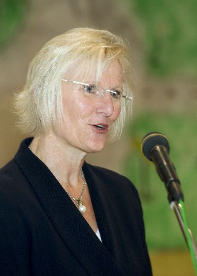 ... begrüßt Frau Schulrätin Elisabeth Holand vom Schulamt Neu-Ulm die Gäste sehr gekonnt, charmant und überhaupt nicht langweilig