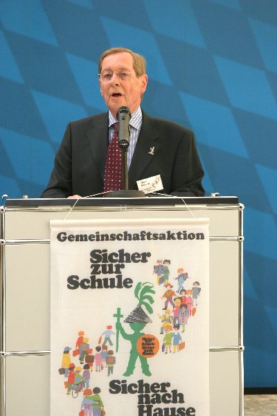 Der Geschäftsführer der Gemeinschaftsaktion , Walter Schwab, eröffnet die Pressekonferenz im Odeon des Innenministeriums ...