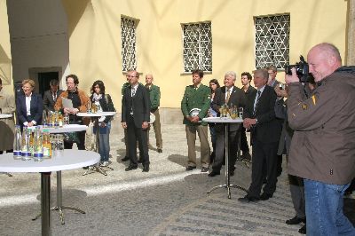 ... und freut sich über die hochkarätigen Gäste und die erschienenen Presseleute