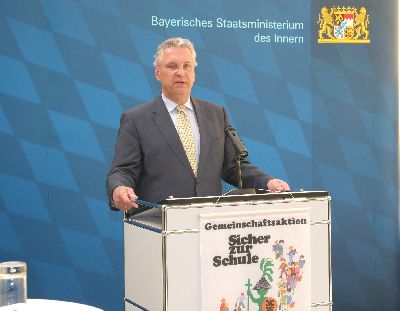 Der Bayerische Staatsminister des Innern, Joachim Herrmann, bei seinem Statement mit wichtigen Appellen zur Rcksichtnahme auf die Schwchsten im Straenverkehr, und das sind unsere Kinder