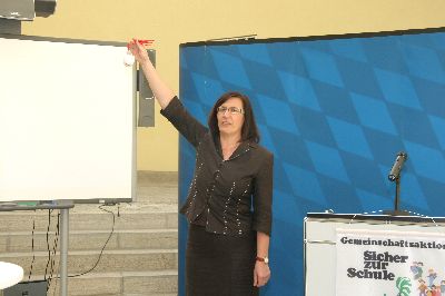 Hier zeigt Frau Ludwig, dass das mit Styropor geschützte Ei den freien Fall unbeschadet übersteht ...