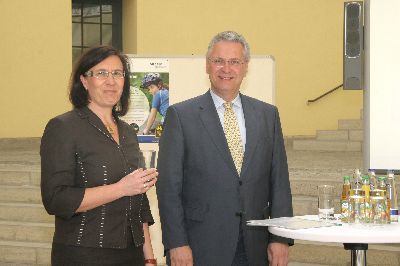 ... freut sie sich, zusammen mit dem Minister, über die gelungene Präsentation