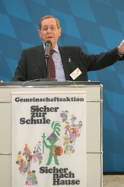 Der Geschäftsführer der GA zeigt den Weg zum Wittelsbacherplatz, wo die praktischen Übungen aus dem Programm der Jugendverkehrsschule vorgeführt werden