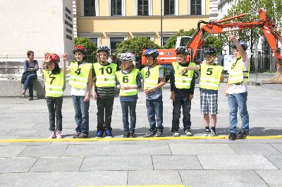 Die Kinder der Klasse 4c der Grundschule Unterföhring warten geduldig auf die Gäste und die Presseleute ...