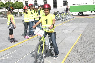 Mutig, mutig, der erste Schüler am Start des anspruchsvollen Fahrradparcours