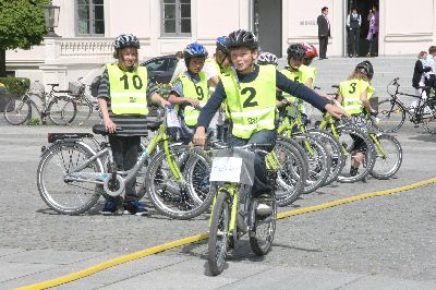 Das Linksabbiegen gehört zu den schwierigsten Übungen, aber der Maxi Keller meistert das souverän