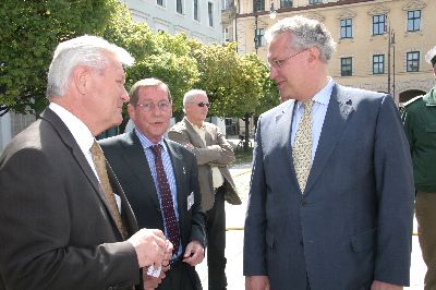 Der Vorsitzende des ADAC  Verkehrssicherheitskreises, Herr Herbert Behlert, im Gesprch mit dem Minister