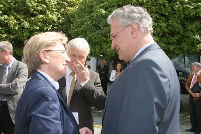 Frau Ministerialrätin Maria Els erkundigt sich beim Minister, ob er mit der Pressekonferenz zufrieden ist, und der sagt ja