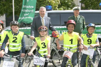 Stolze Radfahrer mit dem Minister nach getaner Arbeit