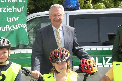 Fahrradhelme schtzen  das ist die Botschaft dieses Bildes, und wer genau hinschaut, sieht, dass die Schlerin und der Minister den gleichen Helm haben
