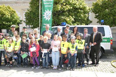 Gruppenbild mit allen Kindern, den Gästen und der tüchtigen Lehrerin der Klasse 4c, Stephanie Schwab (links neben dem Minister)
