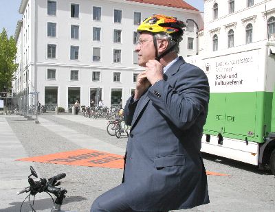 Helm auf – den Kindern ein Vorbild