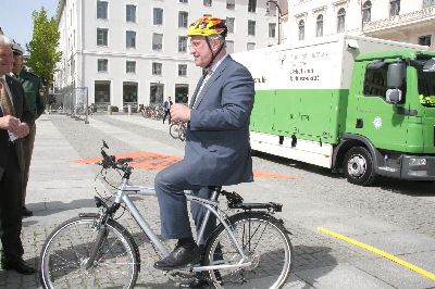 Der Minister startet, natürlich mit Helm
