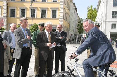 Ohne Helm nur im Stehen: Der Minister erläutet den Gästen seinen Standpunkt zur Helmpflicht und setzt auf Freiwilligkeit statt Zwang