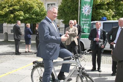 Ende gut, alles gut: Der Minister zeigt es mit den erhobenen Daumen – wieder ein gelungener Beitrag zur Verbesserung der Verkehrssicherheit der Schulkinder.