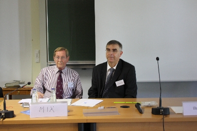 Herr Schröder mit dem Geschäftsführer der Gemeinschaftsaktion 'Sicher zur Schule – Sicher nach Hause', Walter Schwab