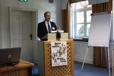 Herr Mix bei seinem Referat: Kompetent, professionell und kurzweilig – Danke für die komprimierte Information