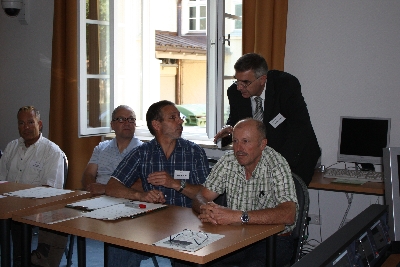 Herr Schröder gibt Tipps für die Lösung der Aufträge bei der Gruppenarbeit