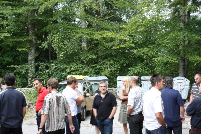 Pause nach getaner Arbeit hinter dem Haupthaus von Wildbad Kreuth (Zigarettenpause)