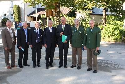 Die Ehrengäste mit dem Staatssekretär Thomas Kreuzer vom Bayerischen Staatsministerium für Unterricht und Kultus vor der Schule, die gerade saniert wird