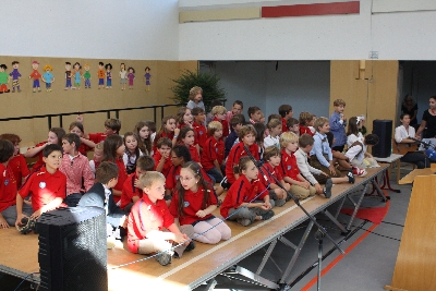 Drinnen warten die Kinder auf die Eltern und die Ehrengäste