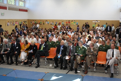 Nachdem die Eltern und die Ehrengäste Platz genommen haben ...