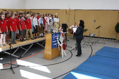 ... werden sie vom Chor unter Leitung von Frau Hajek willkommen geheißen