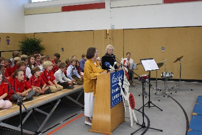 Und dann begrüßen die Rektorin Ulrike Fischer und die Schulamtsdirektorin Gabi Reißenweber die Gäste nochmals einzeln