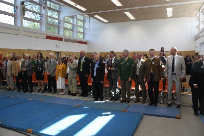 Turnübungen vor der Rede des Staatssekretärs: Alle aufstehen ...