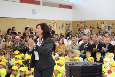 Frau Hajek mit den gelben ABC-Schützen beim Schlusslied