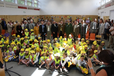 Ende gut, alles gut: Zufriedene ABC-Schützen vor der Riege der nicht weniger zufriedenen Ehrengäste und den stolzen Eltern