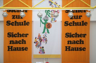 Drei Fahnen präsentieren das Anliegen der Gemeinschaftsaktion (GA)