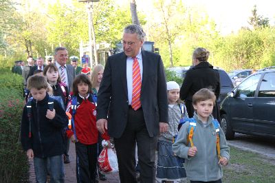 Die Busschüler stellen sich ordentlich hinter dem Minister auf