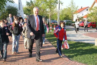 Buskinder und der Minister auf dem Weg zur Schule