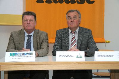 Der 1. Bürgermeister von Hallbergmoos, Klaus Stallmeister, (links) mit seinem Schulleiter