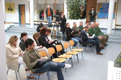 Blick auf einen Teil der anwesenden Pressevertreter, u. a. Bayerisches Fernsehen, TV - München, Süddeutsche Zeitung, Münchner Merkur usw.