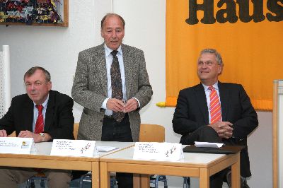 Hans-Dieter Krais moderiert die Aussprache zu den Ausführungen des Innenministers
