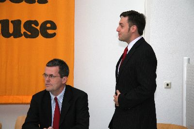 Alfred Hadersdorfer (stehend), Juniorchef der Firma Hadersdorfer - Reisen, erläutert die Probleme, die im Schulbusverkehr auftreten können, und Rainer Salz (links), Landesgeschäftsführer der Landesverkehrswacht Bayern, der aufmerksam zuhört