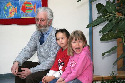 Der besonders nette und allseits beliebte Busfahrer „Edi“ mit 2 Fans