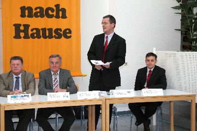 Rainer Salz, Landesgeschäftsführer der Landesverkehrswacht Bayern, bei seinem souverän vorgetragenen Statement über die Hilfestellungen der Landesverkehrswacht zur Verbesserung der Schulbussicherheit