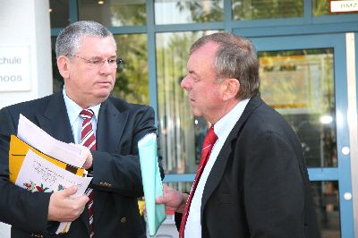 Horst Schilling, Geschäftsführendes Präsidialmitglied des Landesverbandes Bayerischer Omnibusunternehmen LBO (links) im „klärenden“ Gespräch mit dem Pressesprecher des ADAC – Süd, Klaus Reindl