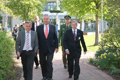  Von links: Rektor Hanrieder, der Innenminister und der Geschftsfhrer der GA auf dem Weg zum Verkehrsbungsplatz
