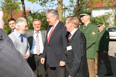 Der Busfahrer „Edi“ erläutert dem Minister und den Gästen die Übungen zur Verbesserung der Schulbussicherheit