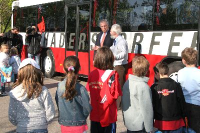 Da staunt er Minister, wie geschickt und pädagogisch versiert der Busfahrer „Edi“ mit den Buskindern übt